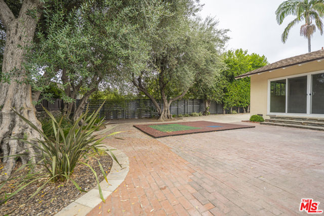 520 Winthrop Road, San Marino CA: https://media.crmls.org/mediaz/dd149f95-3015-4832-bfa2-476a6fb8b8b0.jpg