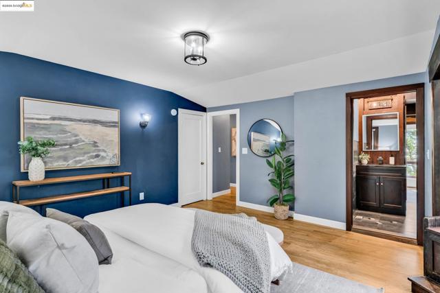 6141 Merriewood Dr, Oakland CA: https://media.crmls.org/mediaz/dd14d51b-d796-4154-8142-f539447703f6.jpg