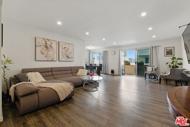 5400 Lindley Avenue, Encino CA: https://media.crmls.org/mediaz/dd171fbd-a9ae-4871-8b43-c905b48f1905.jpg