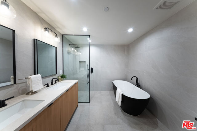 10352 Riverside Drive, Toluca Lake CA: https://media.crmls.org/mediaz/dd179f0e-be05-411e-8dce-663360b9cca0.jpg