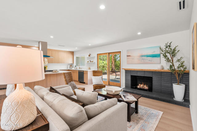 3167 Waco Avenue, Simi Valley CA: https://media.crmls.org/mediaz/dd188474-6eb2-4aff-bd3f-d4e14f85fa88.jpg