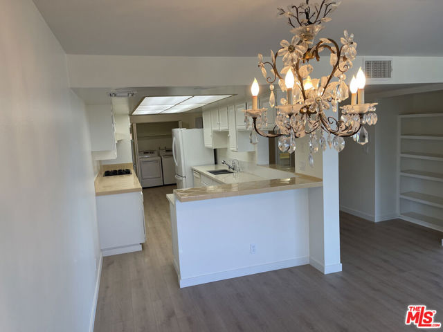 15480 Antioch Street, Pacific Palisades CA: https://media.crmls.org/mediaz/dd197d60-1d21-4d35-b739-dc3120cec1bd.jpg