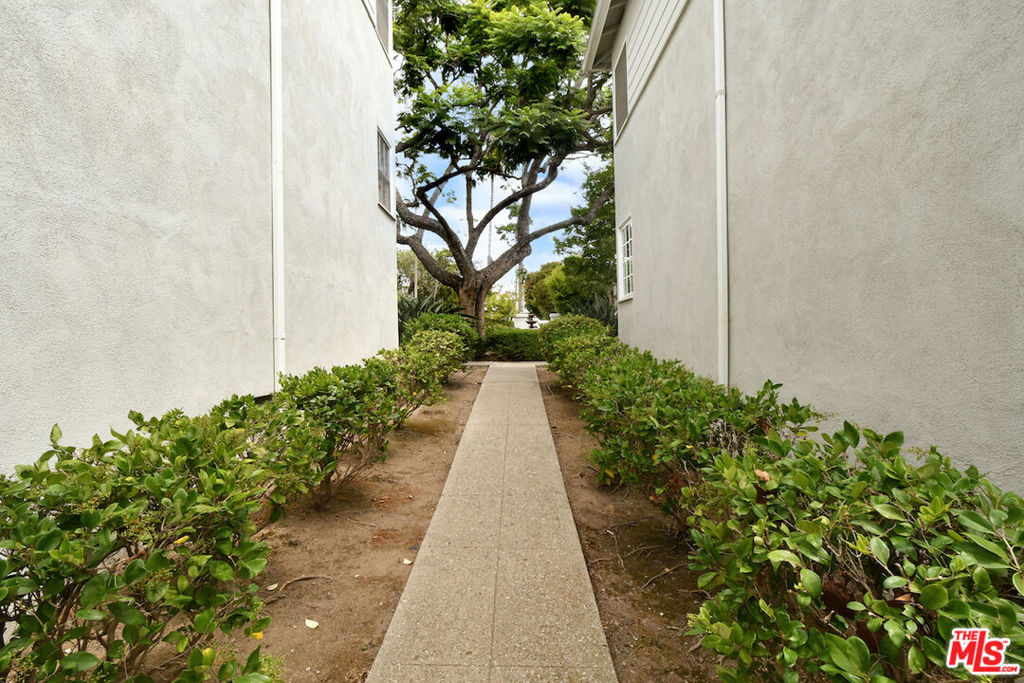 https://media.crmls.org/mediaz/dd1b0693-807a-4906-a712-2aeb0a2b99c8.jpg?preset=X-Large
