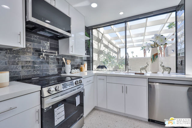 833 N Calle De Flora Vista, Palm Springs CA: https://media.crmls.org/mediaz/dd1b1843-362a-4dc4-8a19-f2a5b16895f5.jpg