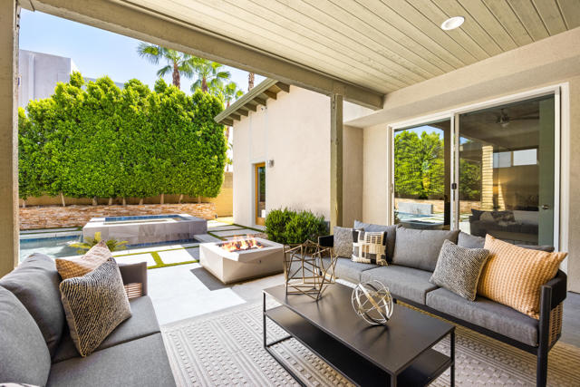 562 Skylar Lane, Palm Springs CA: https://media.crmls.org/mediaz/dd1b3247-4422-4e95-845e-70ffa692a72e.jpg