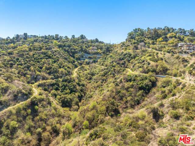 13511 Mulholland Drive,  CA: https://media.crmls.org/mediaz/dd1b9208-3c41-4f51-924e-c40034b4bc84.jpg