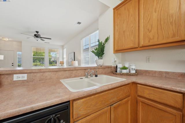 491 Central Park Pl, Brentwood CA: https://media.crmls.org/mediaz/dd1cb485-eae8-4282-a764-e9f13ad0be0b.jpg