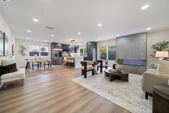 31314 San Andreas Dr, Union City CA: https://media.crmls.org/mediaz/dd1cf949-33d7-48fa-ab07-e0f8413ac5b9.jpg