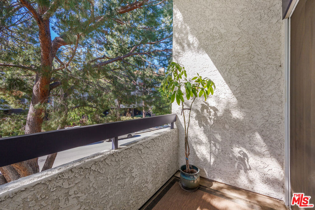 https://media.crmls.org/mediaz/dd1d45be-58dd-4229-9df7-ca39812ef85e.jpg?preset=X-Large