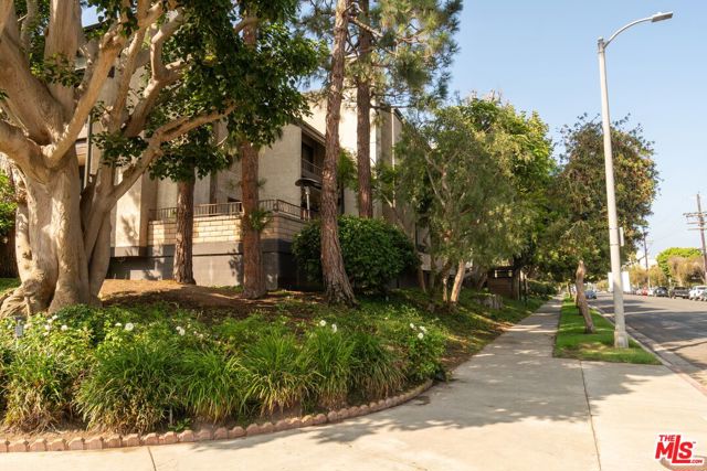 8110 Manitoba Street, Playa del Rey CA: https://media.crmls.org/mediaz/dd1dda21-0b9e-47a9-bdd7-cc34c15b4958.jpg