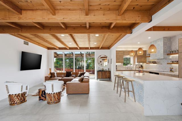 1047 Highland Dr, Del Mar CA: https://media.crmls.org/mediaz/dd1e7587-106b-4fc5-93a4-9983091f4933.jpg