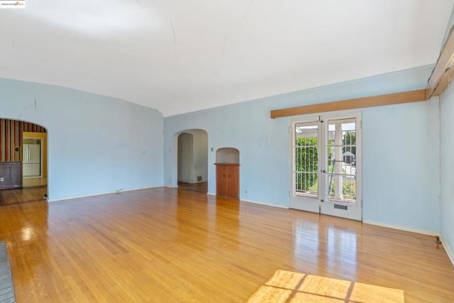 1136 S Ridgeley, Los Angeles CA: https://media.crmls.org/mediaz/dd1edc53-3b2c-46da-84ac-ac93ae65cf90.jpg