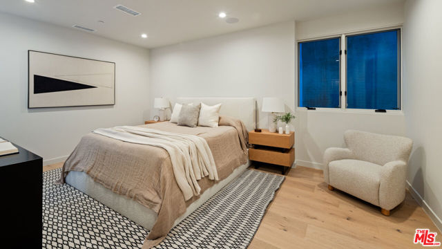 615 23rd Street, Santa Monica CA: https://media.crmls.org/mediaz/dd1fb1c6-84f9-415a-a5ac-2242cb32a887.jpg