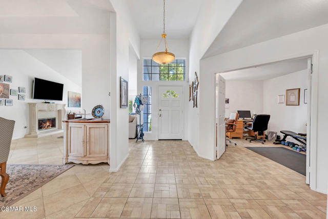 5050 Golden Nugget Way, Oak Park CA: https://media.crmls.org/mediaz/dd1feecb-5264-4294-a332-af22fe2230fe.jpg