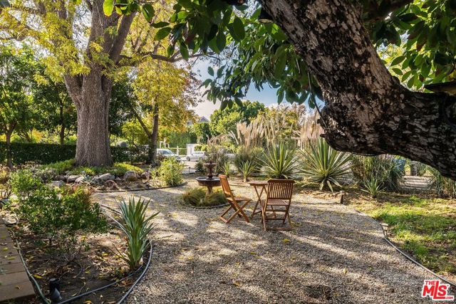 4538 Lemp Avenue, Studio City CA: https://media.crmls.org/mediaz/dd2055ea-0394-4943-9d8e-75b382ca2c7c.jpg