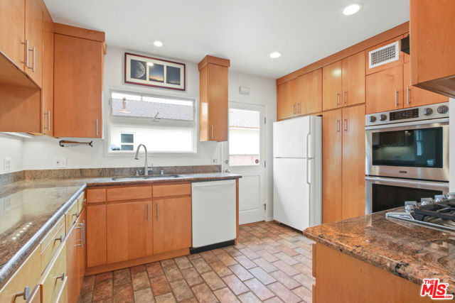 4352 Lyceum Avenue, Los Angeles CA: https://media.crmls.org/mediaz/dd209a01-b2c7-4ec8-8a05-c954100e75fc.jpg