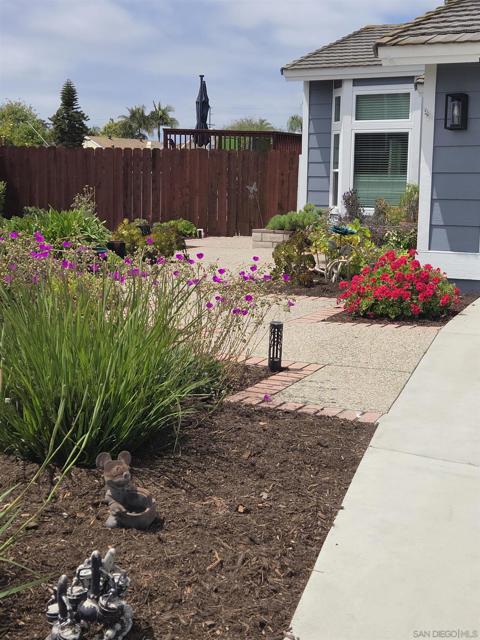 1552 Merlot Ct, Vista CA: https://media.crmls.org/mediaz/dd20ce78-ad54-4b29-b943-669188de29b1.jpg