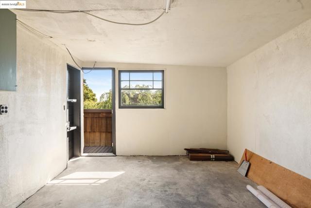 636 Vincente Ave, Berkeley CA: https://media.crmls.org/mediaz/dd21533a-984f-428d-94fb-f4b862d58594.jpg