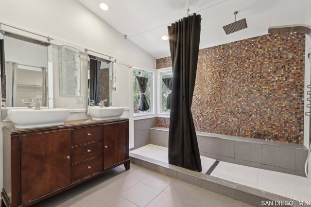 25 Villa Roma, Lake Elsinore CA: https://media.crmls.org/mediaz/dd221308-0dee-4335-8d49-192e0919b3d3.jpg
