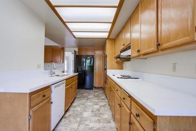 11742 Avenida Sivrita, San Diego CA: https://media.crmls.org/mediaz/dd22d5db-b9fa-4943-ba95-83c9270dbb76.jpg
