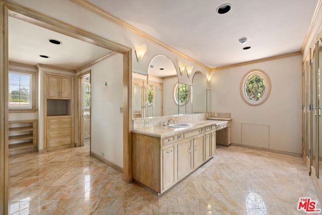 1029 Chevy Chase Drive, Beverly Hills CA: https://media.crmls.org/mediaz/dd23e5ac-3e93-43ef-9349-ff83e8fec40c.jpg