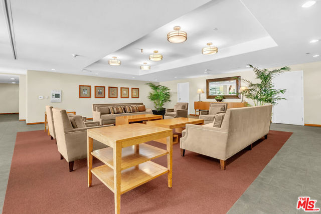 4050 GLENCOE Avenue, Marina del Rey CA: https://media.crmls.org/mediaz/dd240959-43cf-4d59-9312-f7a1c9bad234.jpg