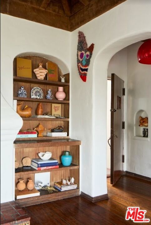 6686 Emmet Terrace, Los Angeles CA: https://media.crmls.org/mediaz/dd24748d-1079-44fa-966c-8e08feb30a1a.jpg