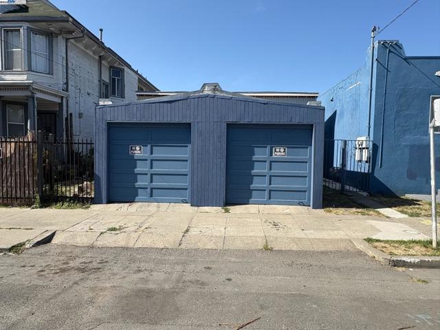 1050 37Th St, Oakland CA: https://media.crmls.org/mediaz/dd277e2f-e875-4d1b-b257-9b97c713a9d6.jpg