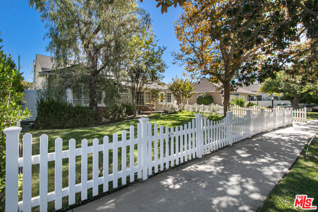 4546 Allott Avenue, Sherman Oaks CA: https://media.crmls.org/mediaz/dd280374-339f-45ed-9968-83010e4ab228.jpg