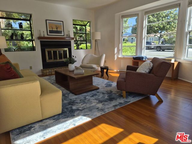 728 11th Street, Santa Monica CA: https://media.crmls.org/mediaz/dd2861aa-93d9-477f-bf65-862cee2f6cd8.jpg