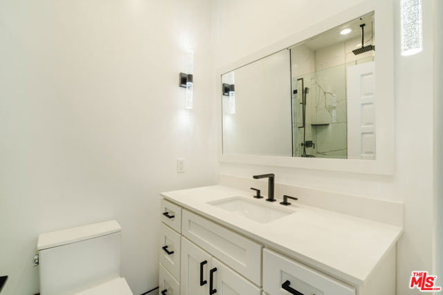 609 21st Place, Santa Monica CA: https://media.crmls.org/mediaz/dd2908d6-95a9-469c-bbb5-9b864f1c464f.jpg