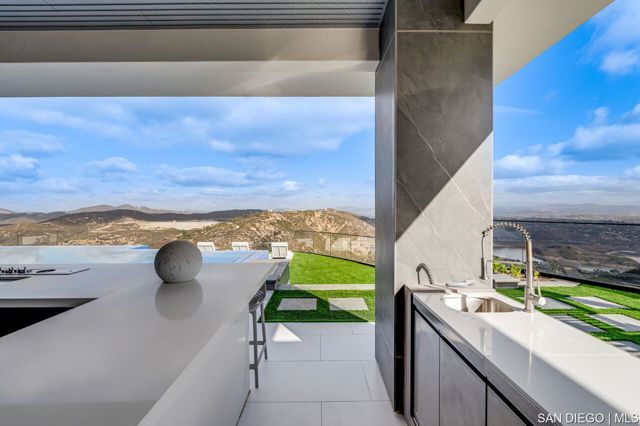 18386 Avenida Apice, Rancho Santa Fe CA: https://media.crmls.org/mediaz/dd294637-6457-41e3-ad73-bb0bbc15b1cc.jpg