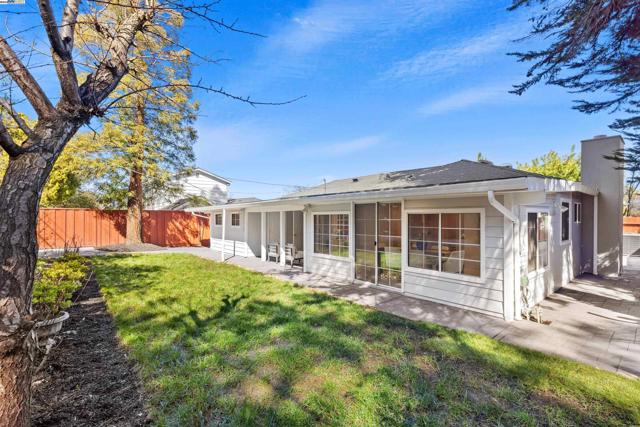 1692 Maryland St, Redwood City CA: https://media.crmls.org/mediaz/dd2abc19-3cb8-4ca4-891d-8bf5a6cc2245.jpg
