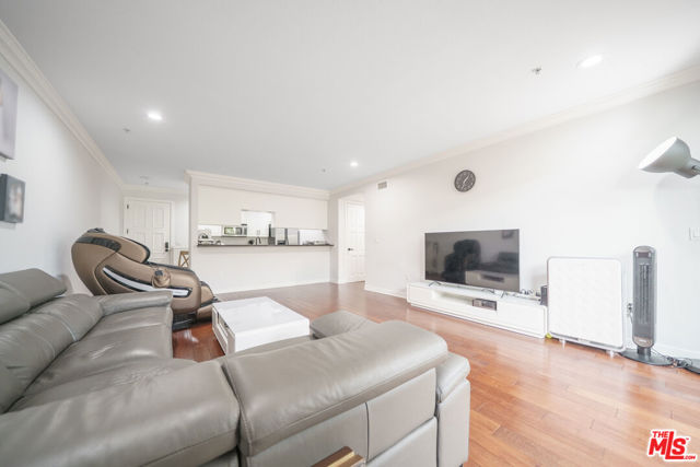 1401 S St Andrews Place, Los Angeles CA: https://media.crmls.org/mediaz/dd2ae88f-0d84-4285-bad1-ef389257b5e0.jpg