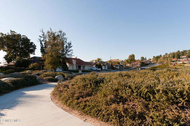 2743 Rustic Glen Drive, Thousand Oaks CA: https://media.crmls.org/mediaz/dd2b9d58-41a7-4e7c-a2eb-65e76c0e9661.jpg