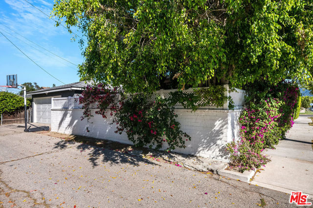 1100 N Ontario Street, Burbank CA: https://media.crmls.org/mediaz/dd2df971-1c86-4445-b269-c185b6f567e0.jpg
