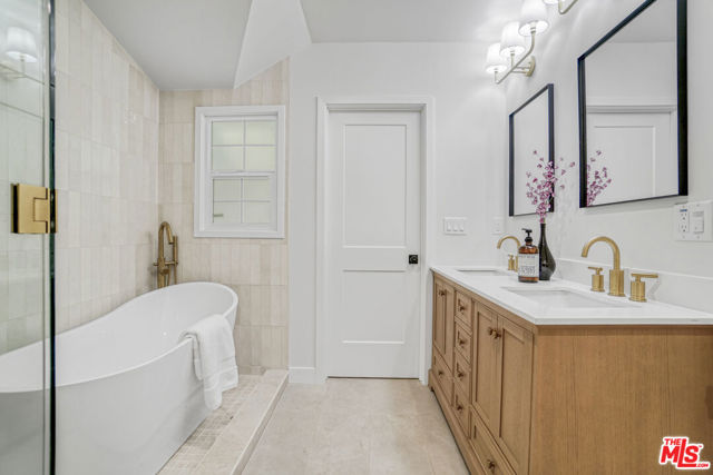 1831 Benedict Canyon Drive, Beverly Hills CA: https://media.crmls.org/mediaz/dd2e13ee-d910-420e-ad01-9dc99258af58.jpg