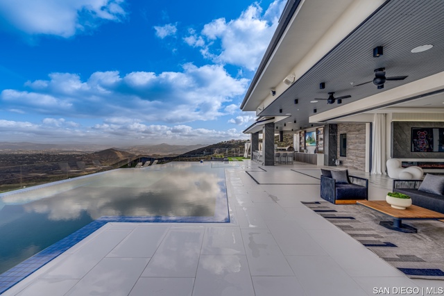 18386 Avenida Apice, Rancho Santa Fe CA: https://media.crmls.org/mediaz/dd2e2dc6-8b36-44d1-a8e0-f85ca020cfc1.jpg