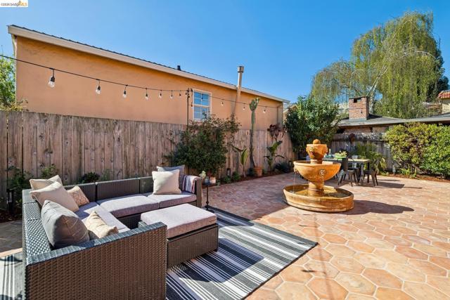 1136 Marin Ave, Albany CA: https://media.crmls.org/mediaz/dd2fbd72-0490-4c1d-bcc3-2d300ecba663.jpg