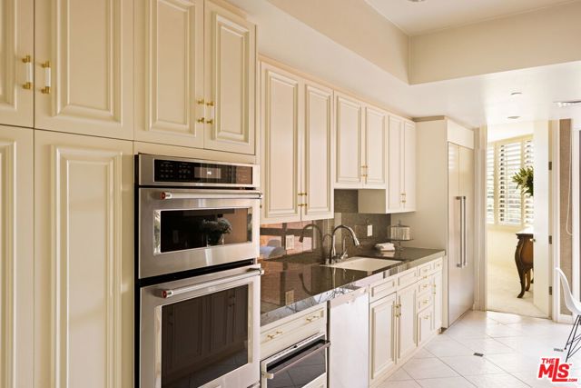 300 N Swall Drive, Beverly Hills CA: https://media.crmls.org/mediaz/dd2fc99a-a5e4-4957-b2d9-c365f8da6af2.jpg