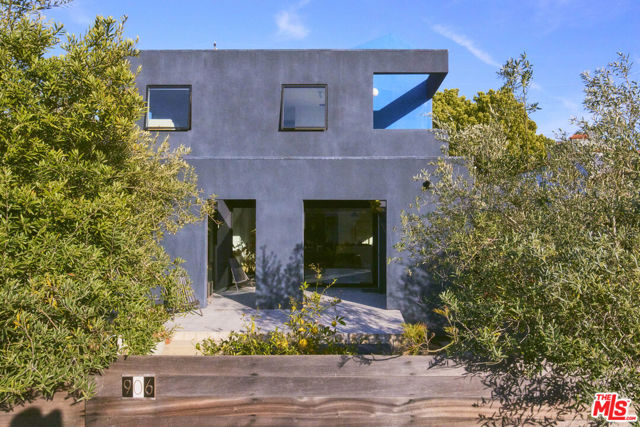 906 Superba Avenue, Venice CA: https://media.crmls.org/mediaz/dd2fe864-a7cb-4533-9147-603b1e602175.jpg