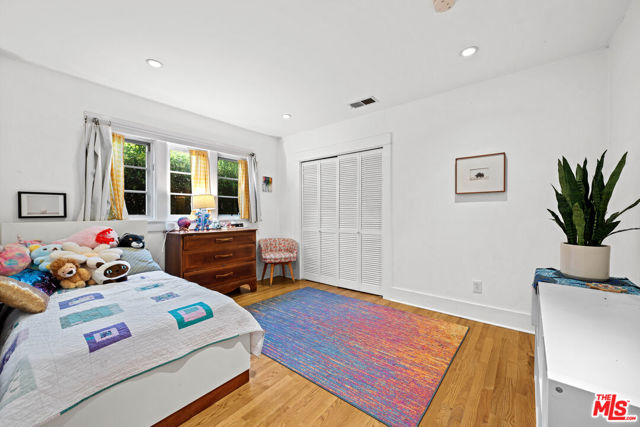568 N Gower Street, Los Angeles CA: https://media.crmls.org/mediaz/dd300c3b-41de-4822-9baf-2ab1a03802bc.jpg