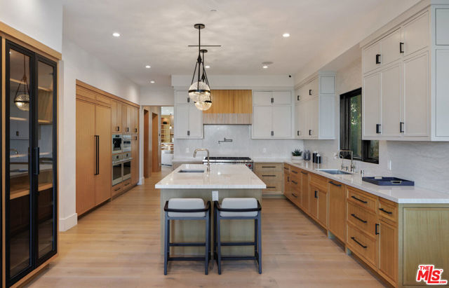 7052 Dume Drive, Malibu CA: https://media.crmls.org/mediaz/dd302508-85e6-4e24-8aa2-bec3b8c8d2df.jpg