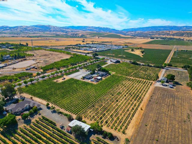 2915 S Vasco Rd, Livermore CA: https://media.crmls.org/mediaz/dd304a9b-ae90-435c-a1d1-4e7bd7027784.jpg