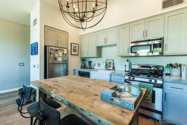 687 S Coast Highway, Encinitas CA: https://media.crmls.org/mediaz/dd3053cd-72e4-4b98-ae4c-d51d50534869.jpg