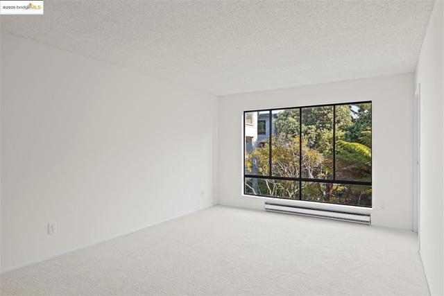 7 Commodore DR, Emeryville CA: https://media.crmls.org/mediaz/dd3068e9-0ce1-4b49-93bb-8a0405ccaed6.jpg
