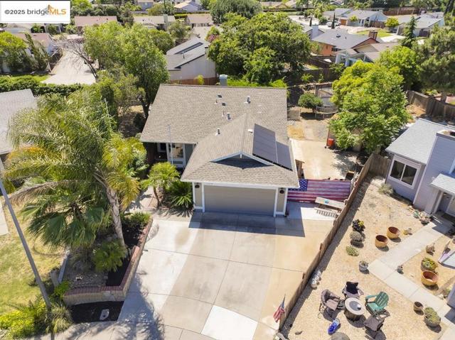 1359 Port Ct, Oakley CA: https://media.crmls.org/mediaz/dd308e4e-7ea0-4e5e-8ba9-e1337889fdea.jpg