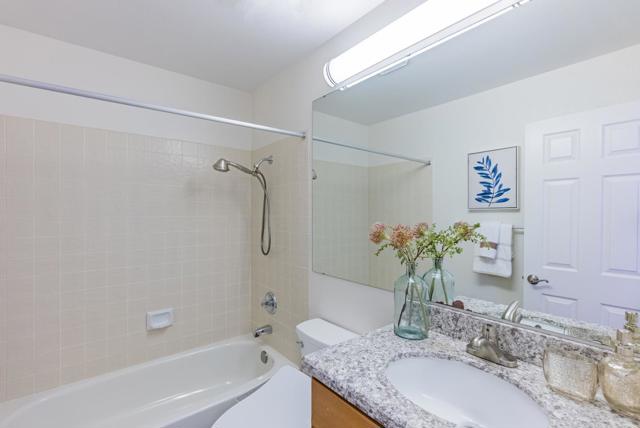 425 Mountain Laurel Court, Mountain View CA: https://media.crmls.org/mediaz/dd3141a2-1c40-4cc8-acff-938157ec78c6.jpg