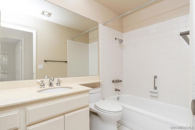 17893 Corte Emparrado, San Diego CA: https://media.crmls.org/mediaz/dd314580-1d27-4bfb-8dc1-4f361855a059.jpg
