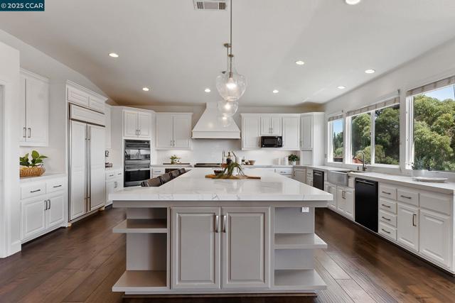 2058 Marazzani Dr, Martinez CA: https://media.crmls.org/mediaz/dd3172e0-c14c-45b1-8b5b-ff441cd98f3c.jpg